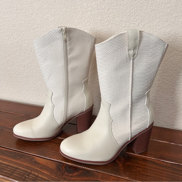 NWOB 9W White and Cream Heeled Cowboy Boots Wide Calf - Picture 1 of 9